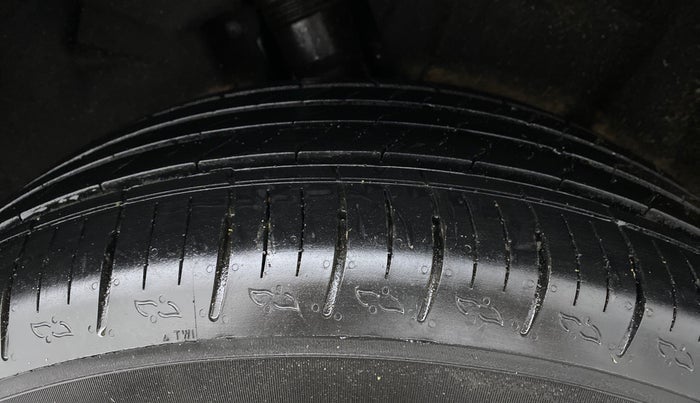 2022 Mahindra XUV700 AX 5 P MT 5 STR, Petrol, Manual, 23,267 km, Left Rear Tyre Tread