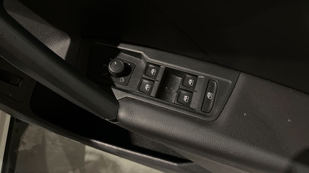 2022 Volkswagen Tiguan 110tsi Life, Automatic, 69499 km, Drivers Side Door Panel Controls