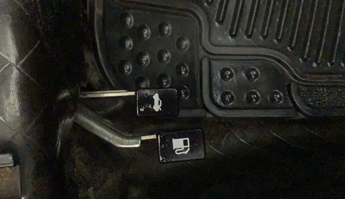 2015 Renault Kwid RXT 0.8, Petrol, Manual, 47,526 km, Flooring - Dicky opening lever is not working
