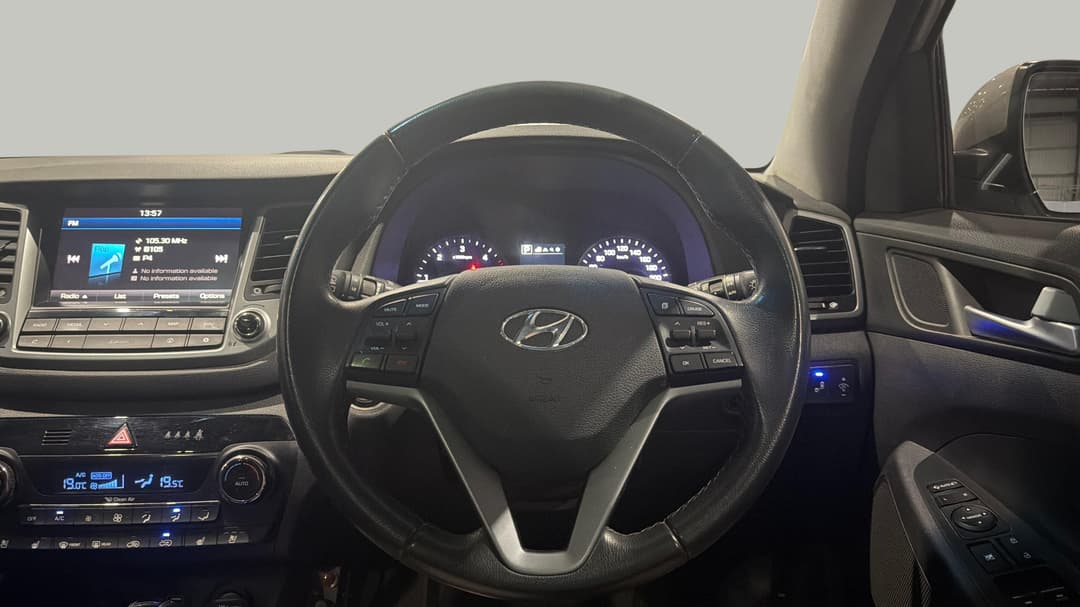 2017 Hyundai Tucson Highlander R-series (AWD), Automatic, 171405 km, Steering Wheel Close-up