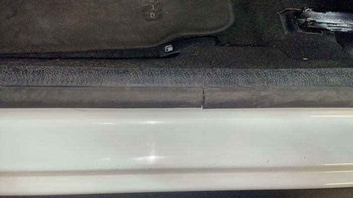 RENAULT DUSTER-Door Exterior LHS Front Door Beading Missing/Broken