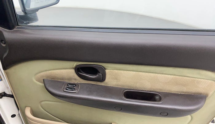 2012 Hyundai Santro Xing GL PLUS, Petrol, Manual, 1,04,532 km, Right front window switch / handle - Power window makes minor noise