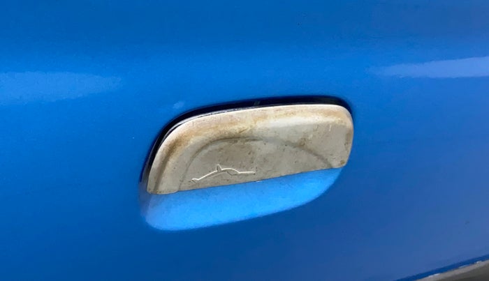 2017 Maruti Alto K10 VXI (O), Petrol, Manual, 1,06,863 km, Right rear door - Chrome on handle has slight discoularation