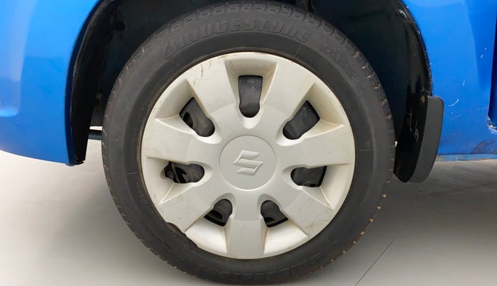 2017 Maruti Alto K10 VXI (O), Petrol, Manual, 1,06,863 km, Left front tyre - Minor crack