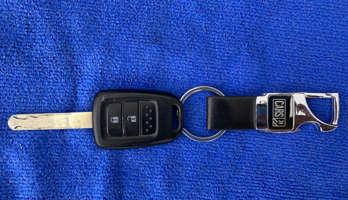 2018 Honda Amaze 1.2L I-VTEC S, CNG, Manual, 1,22,223 km, Key Close Up