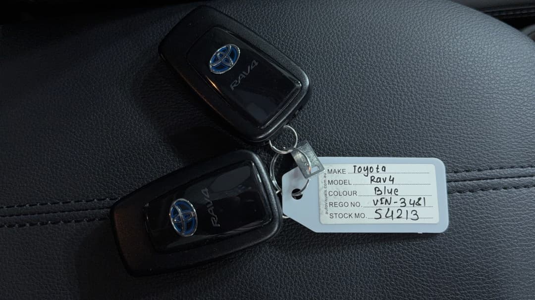 2020 Toyota RAV4 Cruiser (AWD) Hybrid, Automatic, 26158 km, Key Close-up