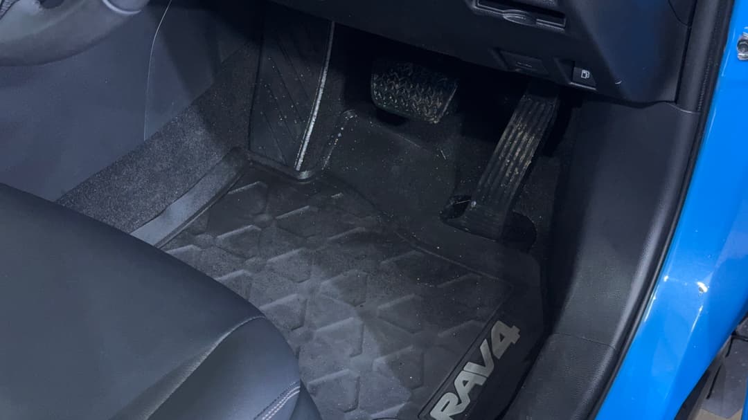 2020 Toyota RAV4 Cruiser (AWD) Hybrid, Automatic, 26158 km, Pedals and Footmat