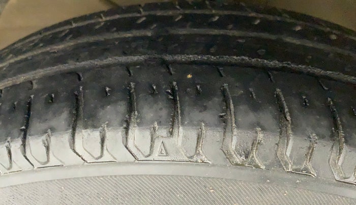 2019 Maruti Swift VXI, Petrol, Manual, 63,320 km, Left Front Tyre Tread