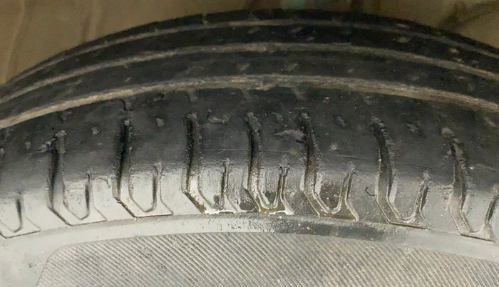 2019 Maruti Swift VXI, Petrol, Manual, 63,320 km, Right Front Tyre Tread