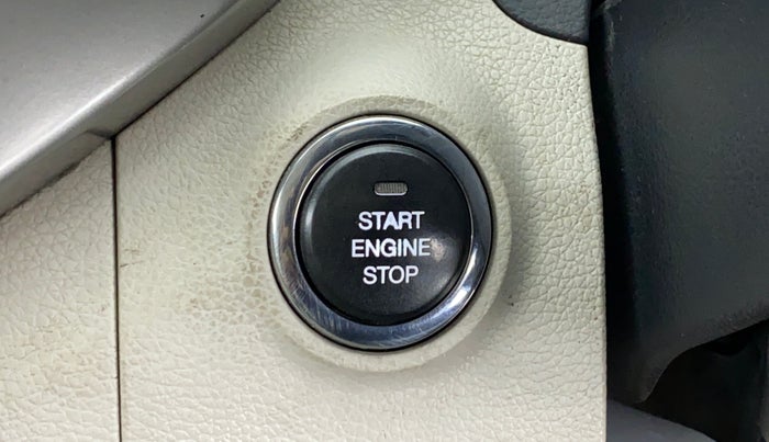 2019 Mahindra XUV300 W8(O), Diesel, Manual, 68,515 km, Keyless Start/ Stop Button