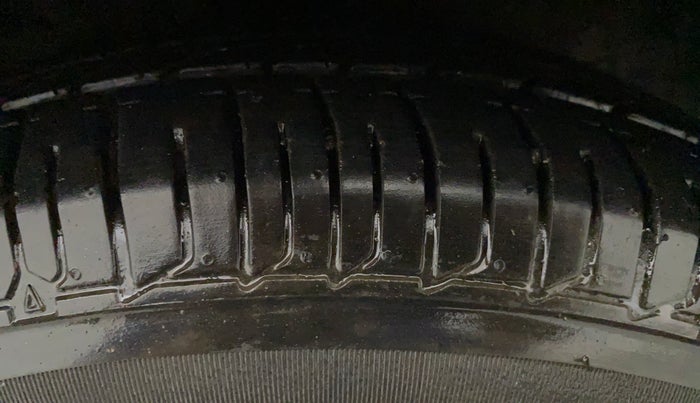 2011 Hyundai i10 MAGNA 1.1, Petrol, Manual, 43,300 km, Left Front Tyre Tread