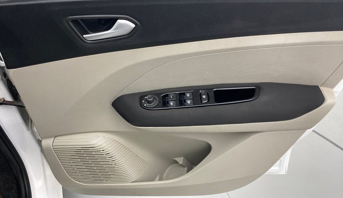 2019 Renault TRIBER RXZ, CNG, Manual, 52,229 km, Driver Side Door Panels Control