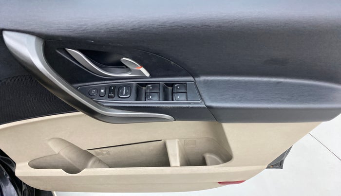 2017 Mahindra XUV500 W8 FWD, Diesel, Manual, 44,073 km, Driver Side Door Panels Control