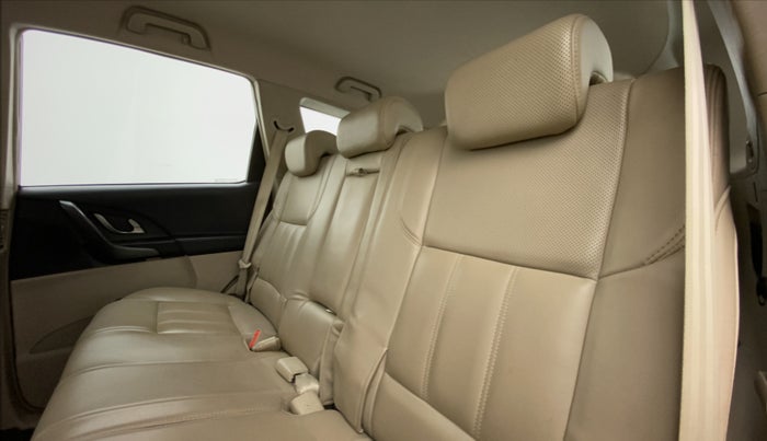 2017 Mahindra XUV500 W8 FWD, Diesel, Manual, 44,073 km, Right Side Rear Door Cabin
