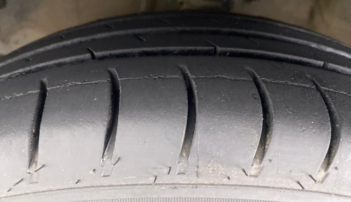 2014 Hyundai i10 SPORTZ 1.1 IRDE2, Petrol, Manual, 64,705 km, Left Front Tyre Tread