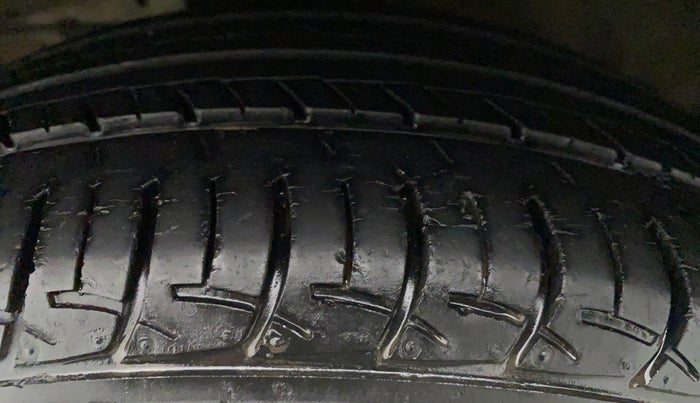 2016 Maruti Ertiga VXI, Petrol, Manual, 42,074 km, Right Rear Tyre Tread