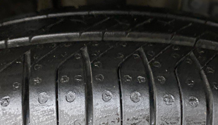 2016 Renault Kwid RXT, Petrol, Manual, 53,512 km, Right Front Tyre Tread