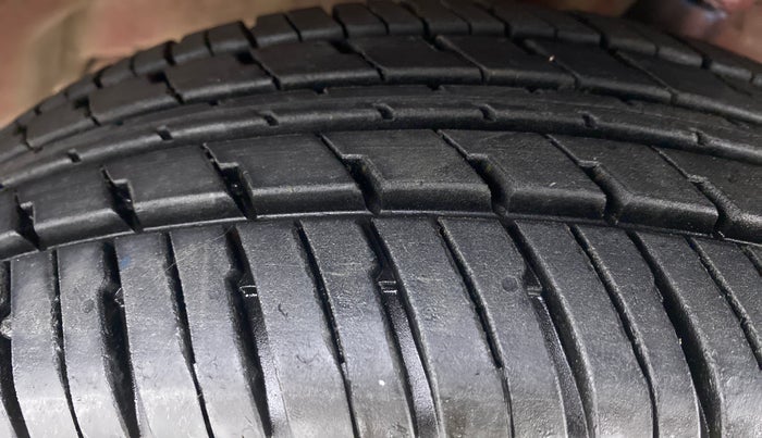 2017 Maruti Wagon R 1.0 VXI, Petrol, Manual, 82,476 km, Left Front Tyre Tread