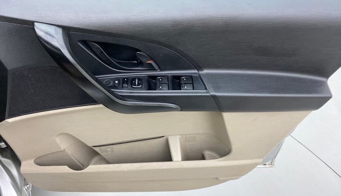 2015 Mahindra XUV500 W4 4X2, Diesel, Manual, 80,786 km, Driver Side Door Panels Control