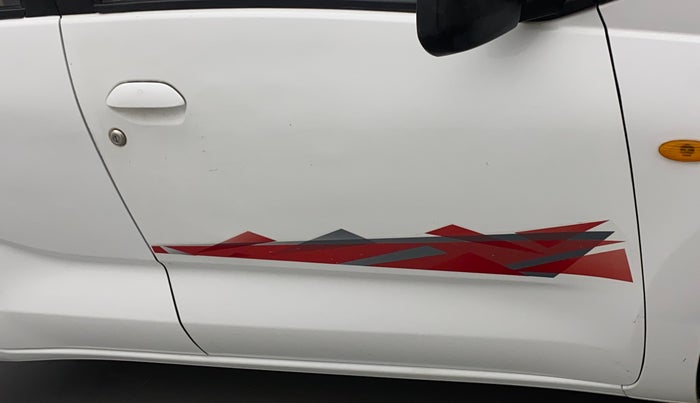 2016 Datsun Redi Go S, Petrol, Manual, 61,818 km, Driver-side door - Minor scratches