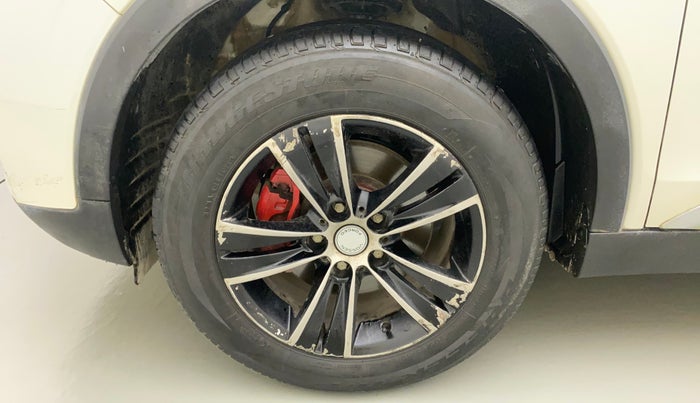 2020 Mahindra XUV300 W6 1.2 PETROL, Petrol, Manual, 35,345 km, Left front tyre - Minor crack