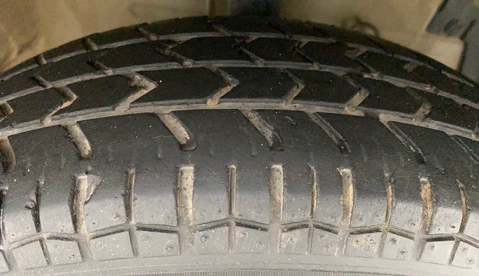 2014 Maruti Swift VXI, Petrol, Manual, 1,13,920 km, Right Front Tyre Tread