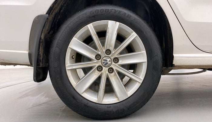 2017 Volkswagen Vento HIGHLINE 1.2 TSI AT, Petrol, Automatic, 86,330 km, Right Rear Wheel