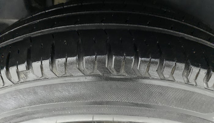 2018 Maruti Dzire VXI, Petrol, Manual, 27,307 km, Right Rear Tyre Tread