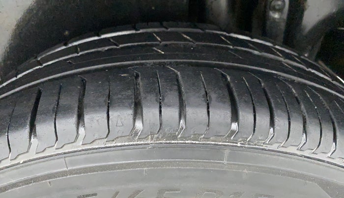 2013 Maruti Ertiga VXI, Petrol, Manual, 96,956 km, Left Rear Tyre Tread