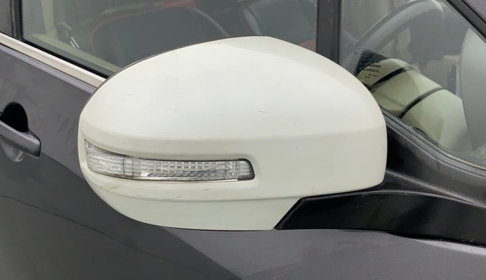 2013 Maruti Ertiga VXI, Petrol, Manual, 96,956 km, Right rear-view mirror - Indicator light has minor damage