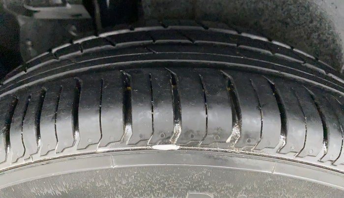 2013 Maruti Ertiga VXI, Petrol, Manual, 96,956 km, Right Rear Tyre Tread