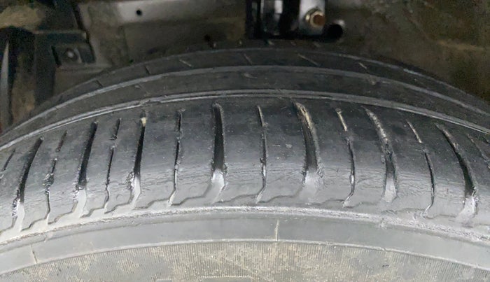 2013 Maruti Ertiga VXI, Petrol, Manual, 96,956 km, Left Front Tyre Tread