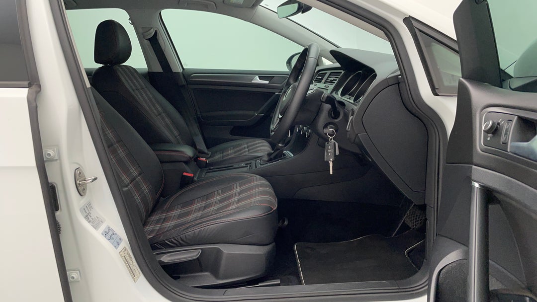 2018 Volkswagen Golf 110 Tsi Comfortline, Automatic, 97570 km, Right Side Front Door Cabin View