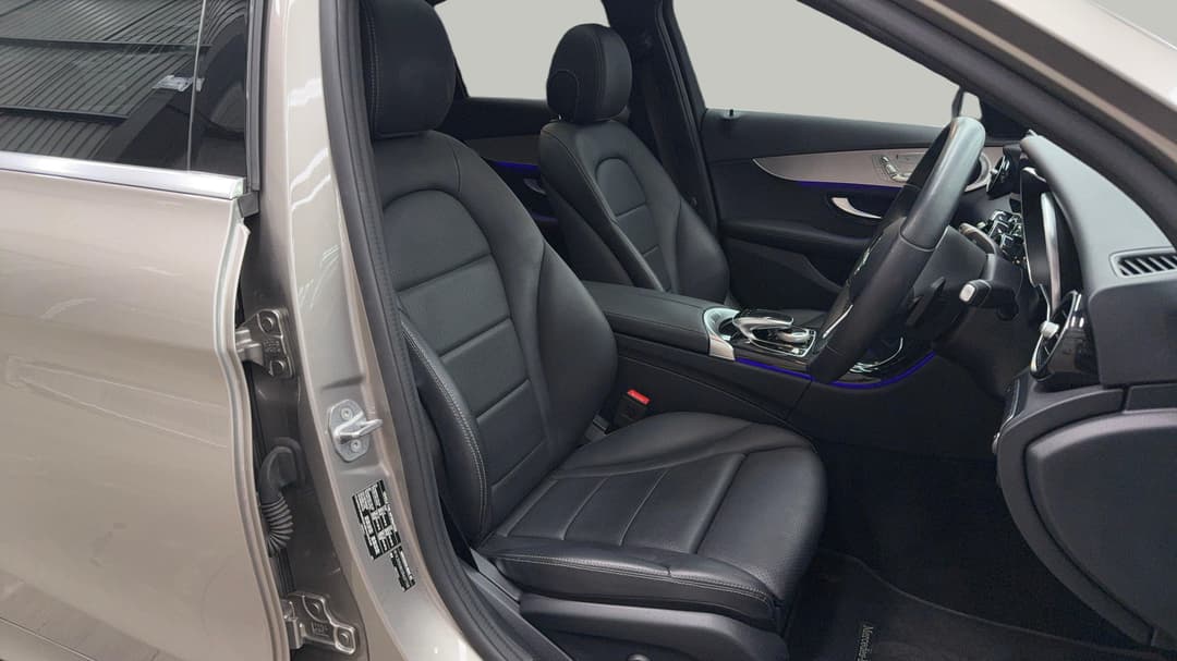 2021 Mercedes-benz C200 C200, Automatic, 75096 km, Right Side Front Door Cabin View