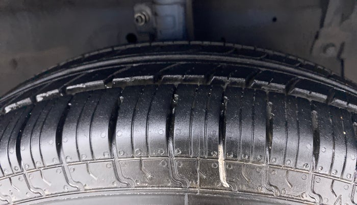 2014 Maruti Swift VXI D, Petrol, Manual, 56,441 km, Right Front Tyre Tread