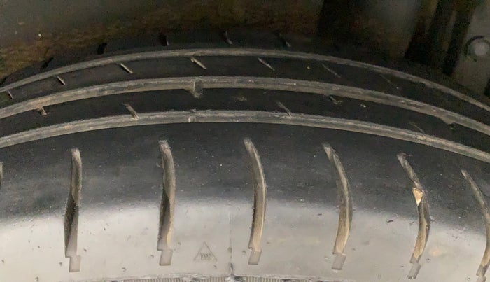2015 Maruti Swift VXI, Petrol, Manual, 1,11,145 km, Left Rear Tyre Tread
