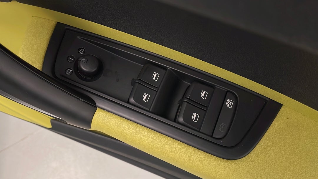 2012 Audi A1 Sportback 1.4 Tfsi Ambition, Automatic, 103627 km, Drivers Side Door Panel Controls