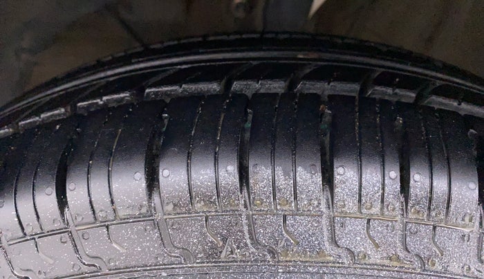 2018 Maruti Swift VXI AMT D, Petrol, Automatic, 88,056 km, Left Front Tyre Tread