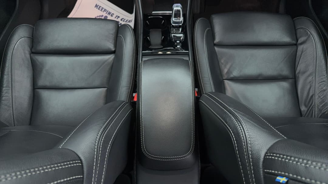 2022 Volvo Xc40 Ultimate B5 Dark Mhev, Automatic, 52815 km, Center Console