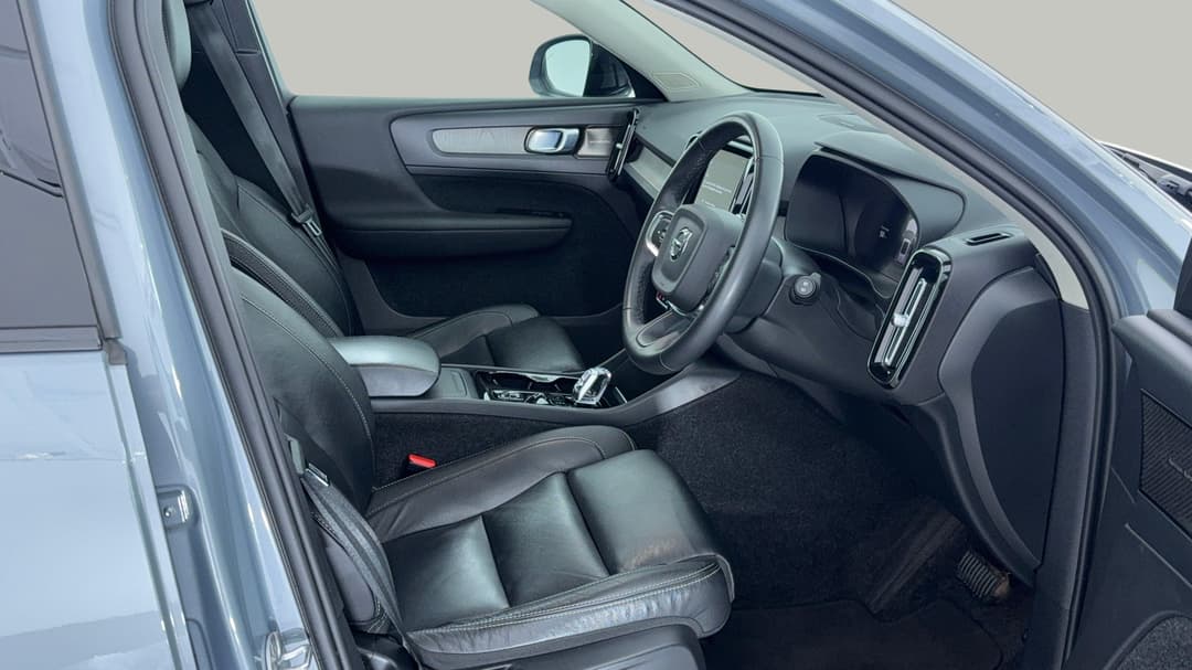 2022 Volvo Xc40 Ultimate B5 Dark Mhev, Automatic, 52815 km, Right Side Front Door Cabin View