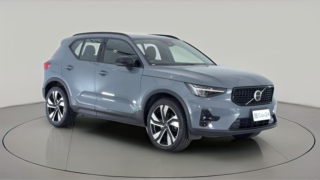 2022 Volvo Xc40 Ultimate B5 Dark Mhev, Automatic, 52815 km, Right Front Diagonal (45- Degree) View