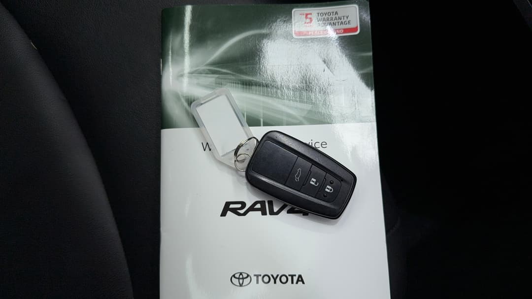 2021 Toyota RAV4 Cruiser (2WD), Automatic, 112106 km, Key Close-up