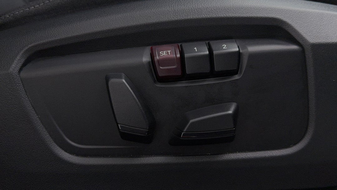 2023 BMW X1 Sdrive18i, Automatic, 8652 km, Drivers Side Adjustment Panel