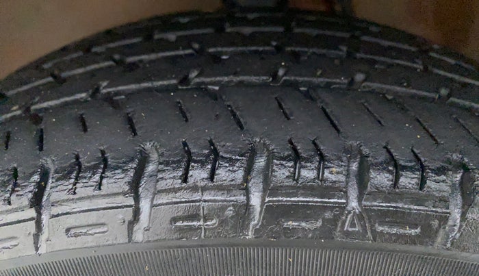 2015 Maruti Alto K10 VXI P, Petrol, Manual, 42,201 km, Left Front Tyre Tread