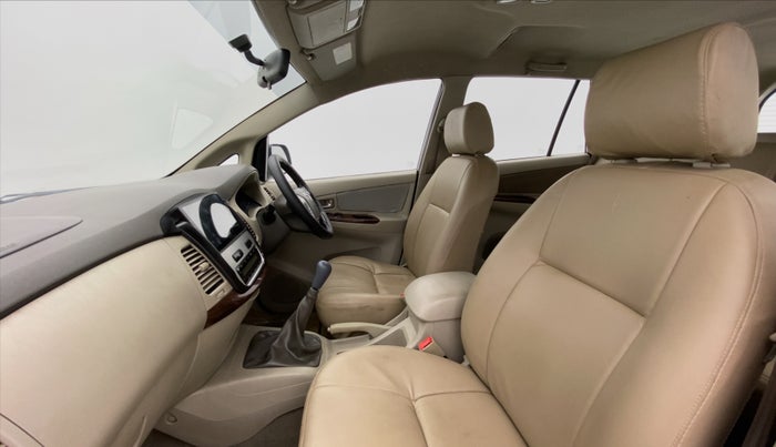 2014 Toyota Innova 2.5 VX 8 STR BS IV, Diesel, Manual, 1,88,079 km, Right Side Front Door Cabin