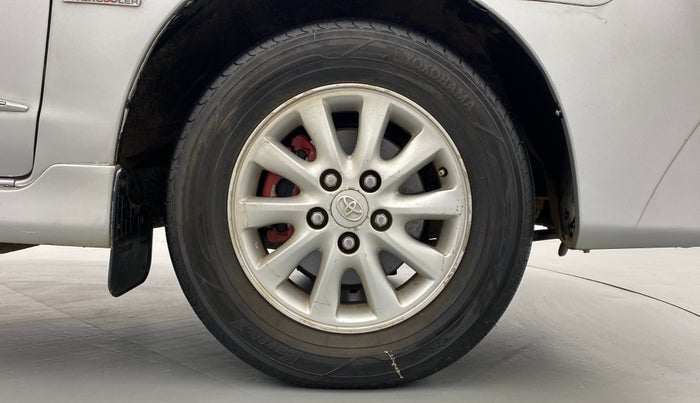 2014 Toyota Innova 2.5 VX 8 STR BS IV, Diesel, Manual, 1,88,079 km, Right Front Wheel