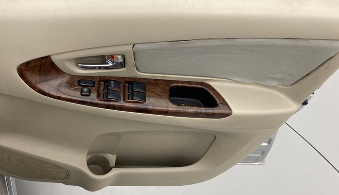 2014 Toyota Innova 2.5 VX 8 STR BS IV, Diesel, Manual, 1,88,079 km, Driver Side Door Panels Control