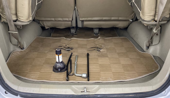 2014 Toyota Innova 2.5 VX 8 STR BS IV, Diesel, Manual, 1,88,079 km, Boot Inside