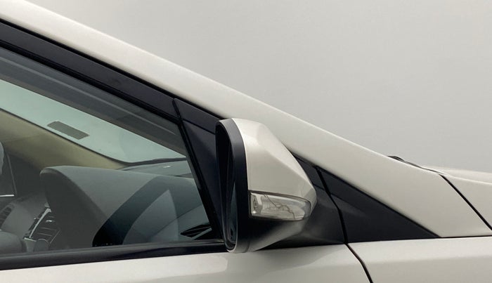 2016 Hyundai Verna FLUIDIC 1.6 SX VTVT, Petrol, Manual, 33,419 km, Right rear-view mirror - Indicator light has minor damage