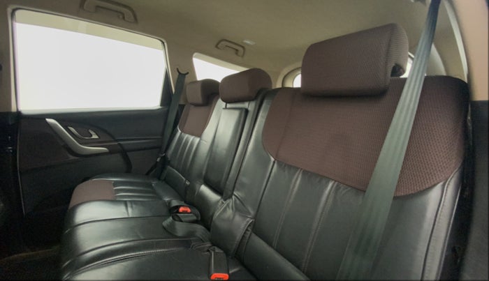 2014 Mahindra XUV500 W8, Diesel, Manual, 81,842 km, Right Side Rear Door Cabin